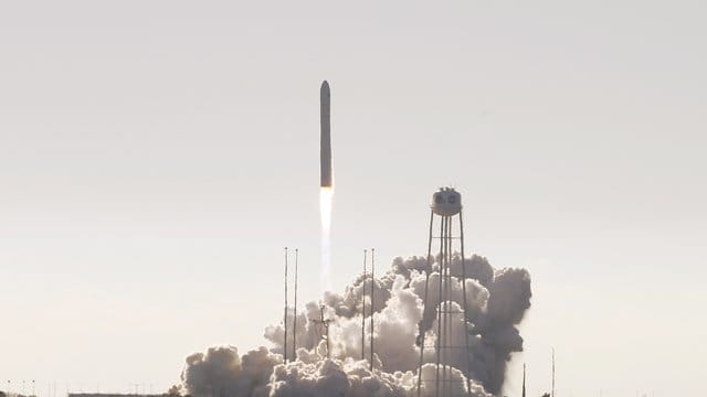 Der Raumfrachter "Cygnus" startet von einem Weltraumbahnhof in Wallops Island im US-Bundesstaat Virginia. Der Raumfrachter "Cygnus" startet von einem Weltraumbahnhof in Wallops Island im US-Bundesstaat Virginia.