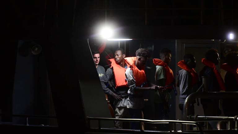 Geflüchtete gehen in Malta von Board: Im Juli rettete das Boot "Alan Kurdi" von der deutschen NGO 65 Menschen auf dem Mittelmeer.