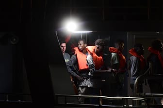 Geflüchtete gehen in Malta von Board: Im Juli rettete das Boot "Alan Kurdi" von der deutschen NGO 65 Menschen auf dem Mittelmeer.