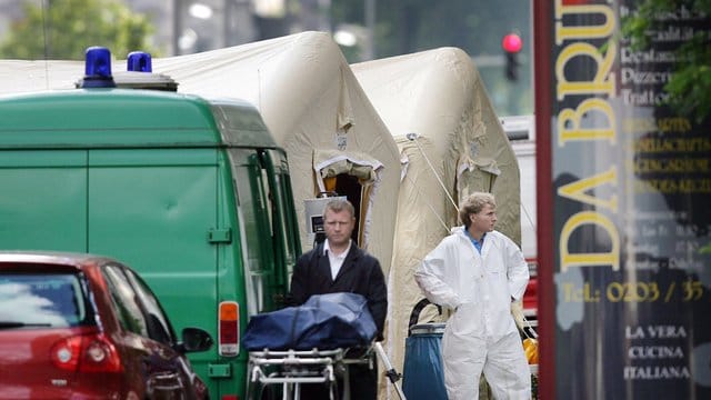 2007 wurden in Duisburg sechs Menschen vor einer Pizzeria erschossen. 2007 wurden in Duisburg sechs Menschen vor einer Pizzeria erschossen.