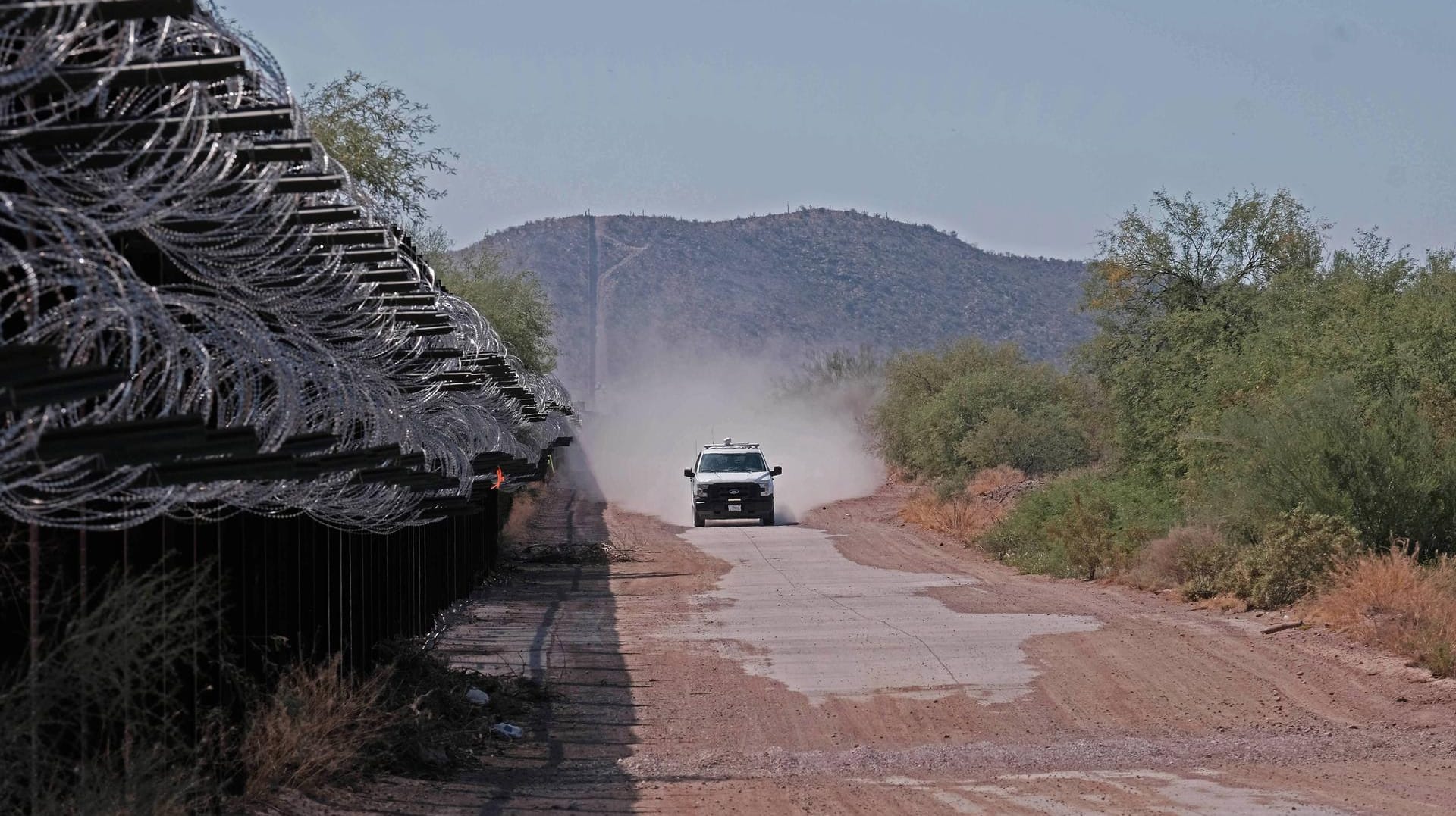 US-Grenzpolizisten patroullieren in Arizona: Berichten zufolge soll die Mauer an vielen Stellen durchlässig sein.