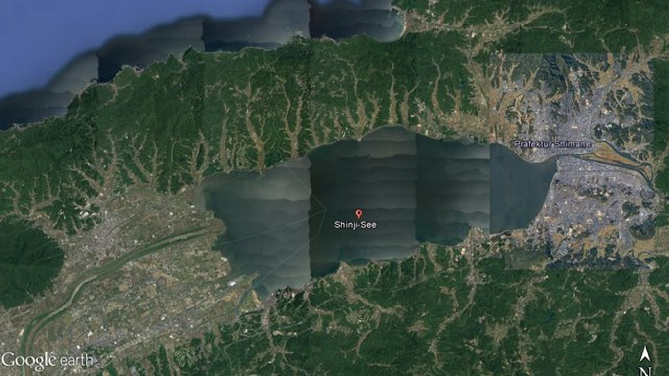 Eine Satellitenaufnahme des Shinji-Sees in Japan.
