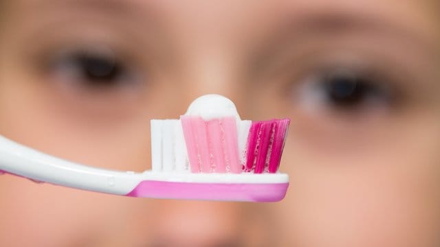 Über Fluorid in Zahnpasta gehen die Meinung weit auseinander.