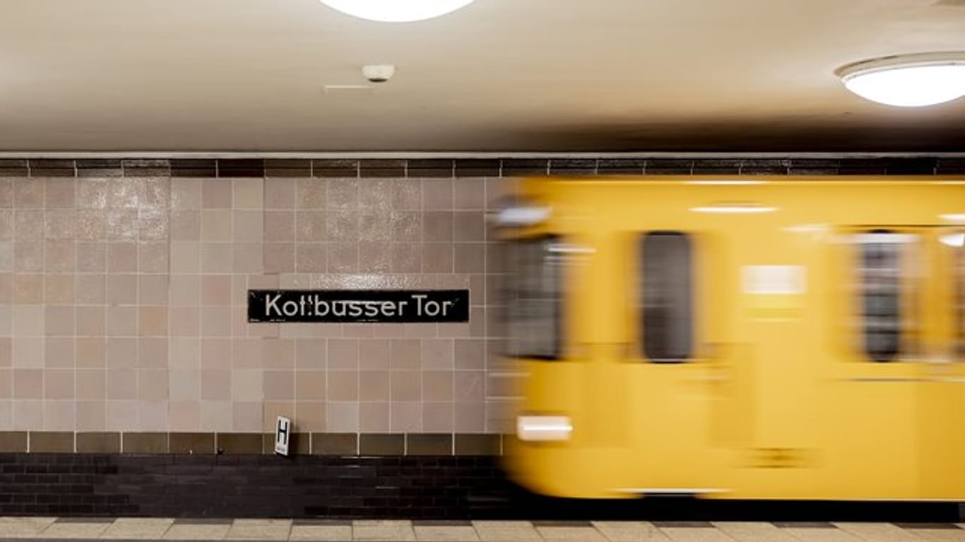 Eine U-Bahn fährt in den U-Bahnhof Kottbusser Tor in Berlin ein: Dort war vorige Woche ein 30-Jähriger vor eine Bahn gestoßen und getötet worden. (Symbolfoto)