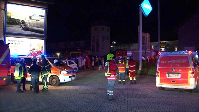 Rettungskräfte stehen vor dem Swinger-Club im nordrhein-westfälischen Hattingen. Rettungskräfte stehen vor dem Swinger-Club im nordrhein-westfälischen Hattingen.