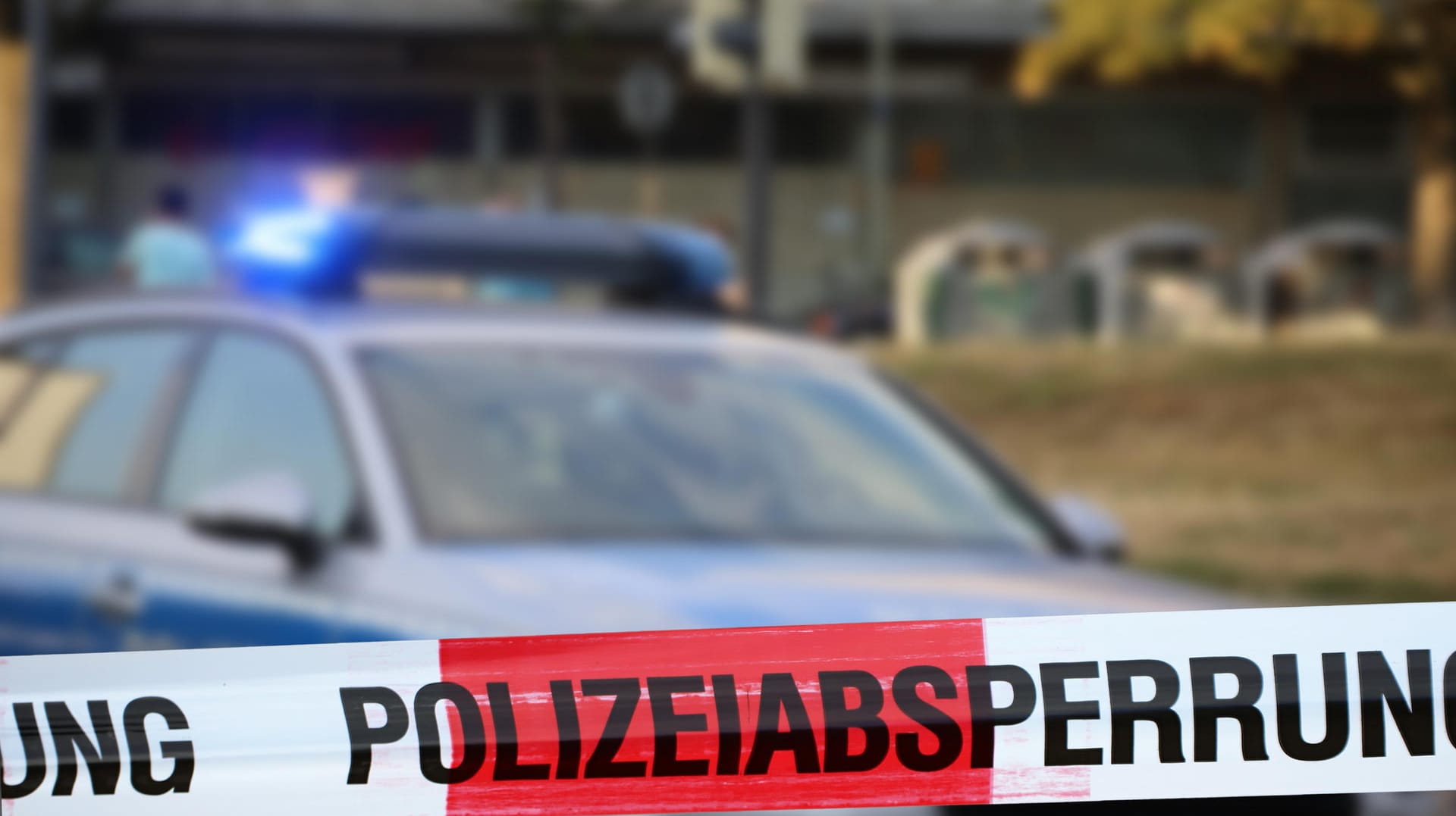 Polizeiabsperrung: Bei einer Großfahndung erschoss die Polizei einen Mann, der mit einer Axt bewaffnet war.