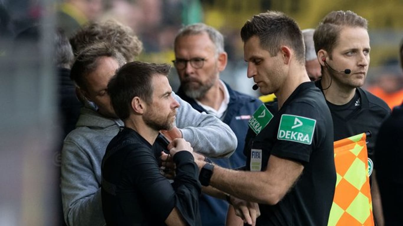 Tauschten in Dortmund die Rollen: Der angeschlagene Schiedsrichter Tobias Welz (M) und Marcel Pilgrim (l).