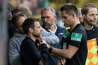 Tauschten in Dortmund die Rollen: Der angeschlagene Schiedsrichter Tobias Welz (M) und Marcel Pilgrim (l).