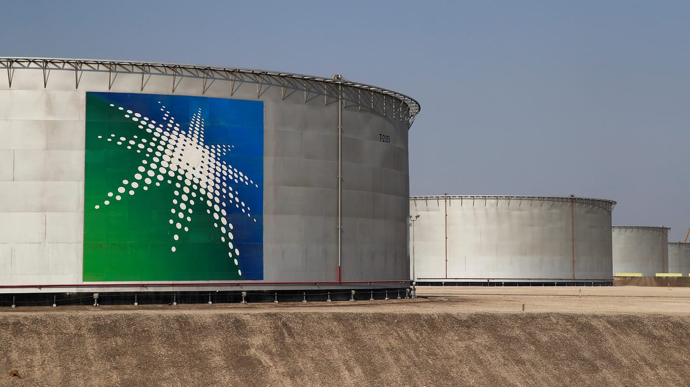 Öltanks mit dem Logo von Aramco in Saudi-Arabien: Der Börsengang des Ölgigaten ist Teil eines Vorstoßes für eine Reform und Modernisierung der saudiarabischen Wirtschaft.