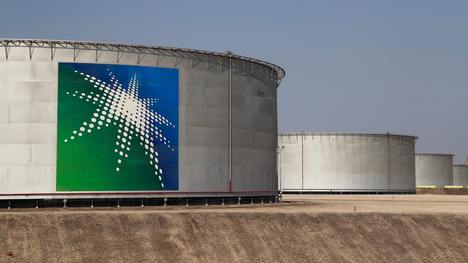 Öltanks mit dem Logo von Aramco in Saudi-Arabien: Der Börsengang des Ölgigaten ist Teil eines Vorstoßes für eine Reform und Modernisierung der saudiarabischen Wirtschaft.