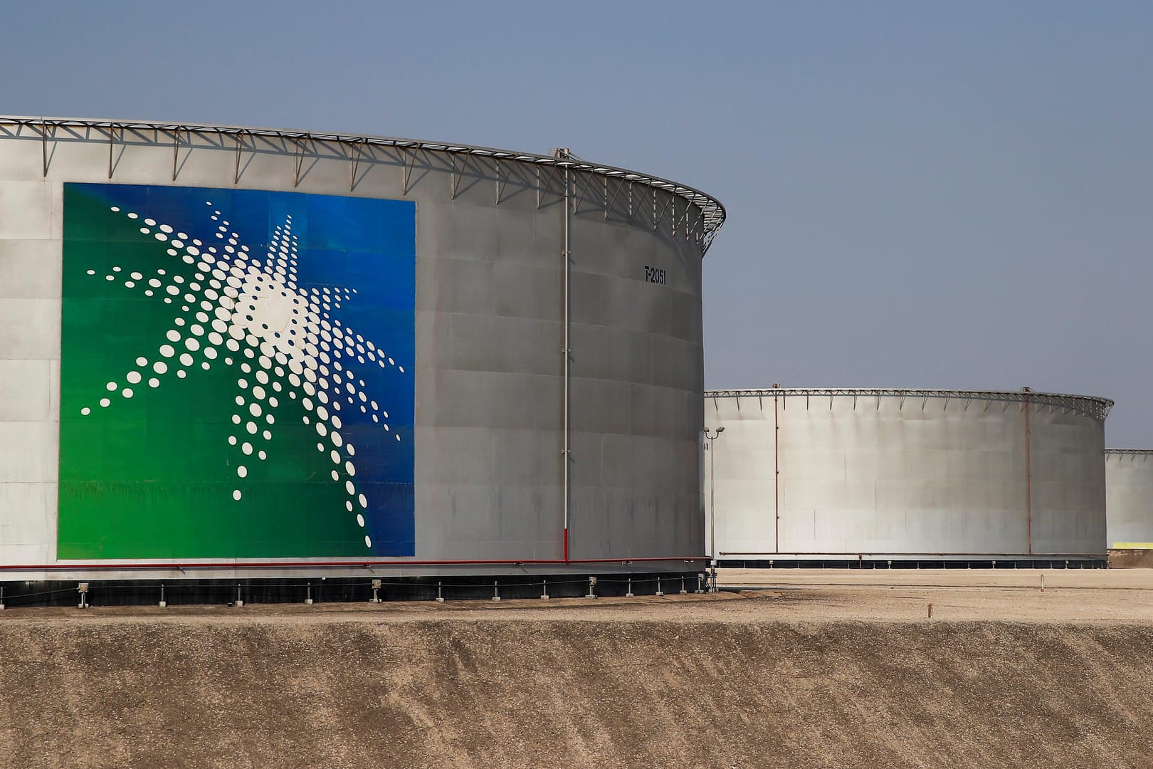 Öltanks mit dem Logo von Aramco in Saudi-Arabien: Der Börsengang des Ölgigaten ist Teil eines Vorstoßes für eine Reform und Modernisierung der saudiarabischen Wirtschaft. Öltanks mit dem Logo von Aramco in Saudi-Arabien: Der Börsengang des Ölgigaten ist Teil eines Vorstoßes für eine Reform und Modernisierung der saudiarabischen Wirtschaft.