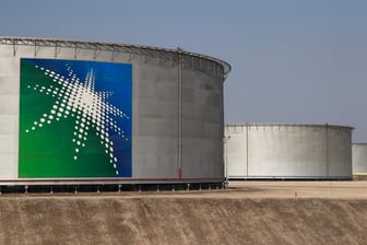 Öltanks mit dem Logo von Aramco in Saudi-Arabien: Der Börsengang des Ölgigaten ist Teil eines Vorstoßes für eine Reform und Modernisierung der saudiarabischen Wirtschaft.