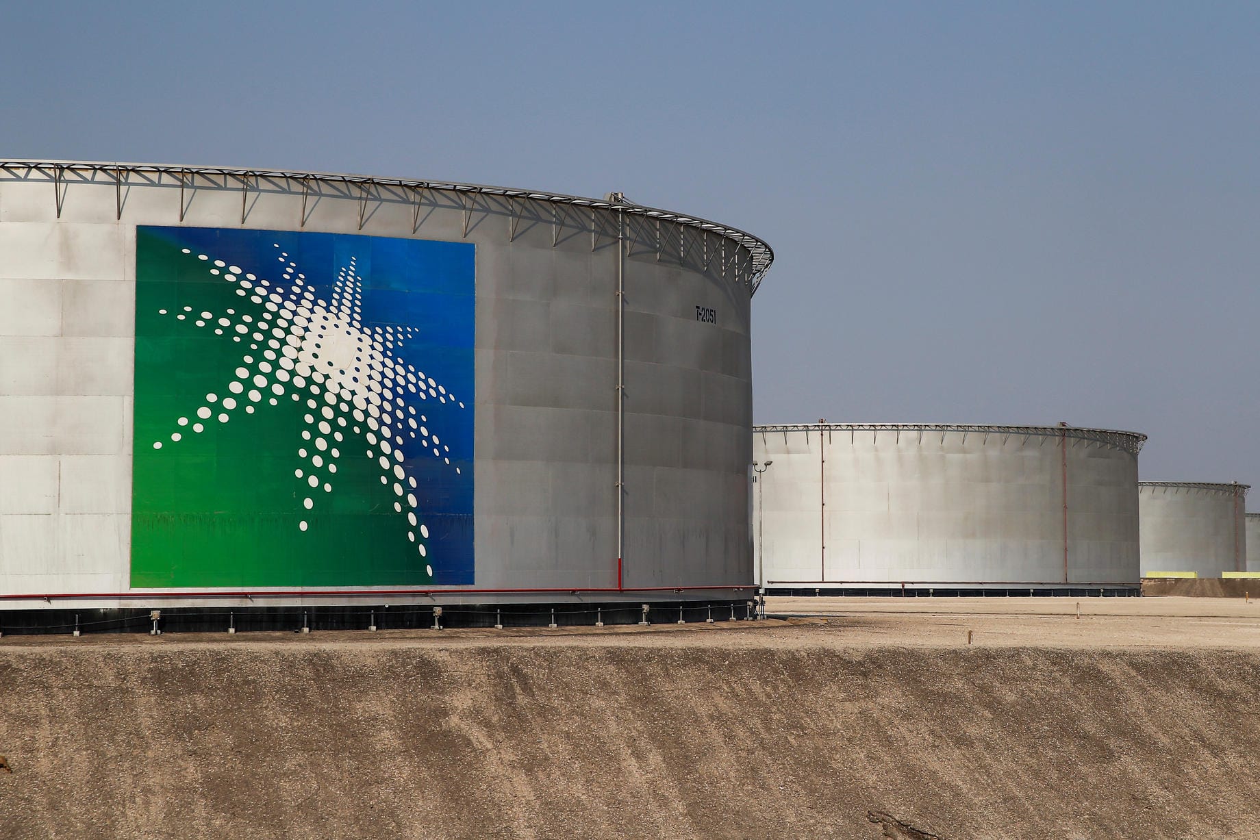 Öltanks mit dem Logo von Aramco in Saudi-Arabien: Der Börsengang des Ölgigaten ist Teil eines Vorstoßes für eine Reform und Modernisierung der saudiarabischen Wirtschaft. Öltanks mit dem Logo von Aramco in Saudi-Arabien: Der Börsengang des Ölgigaten ist Teil eines Vorstoßes für eine Reform und Modernisierung der saudiarabischen Wirtschaft.