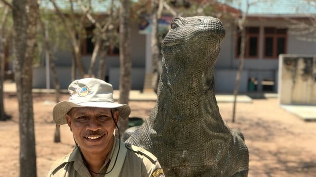 Chef-Ranger Johanes Rawineben neben einem Drachen-Denkmal im Nationalpark von Komodo: Die Insel ist zurzeit ein echter Touristenmagnet.