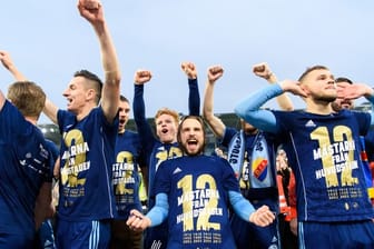 Die Spieler von Djurgårdens IF feiern den 12.