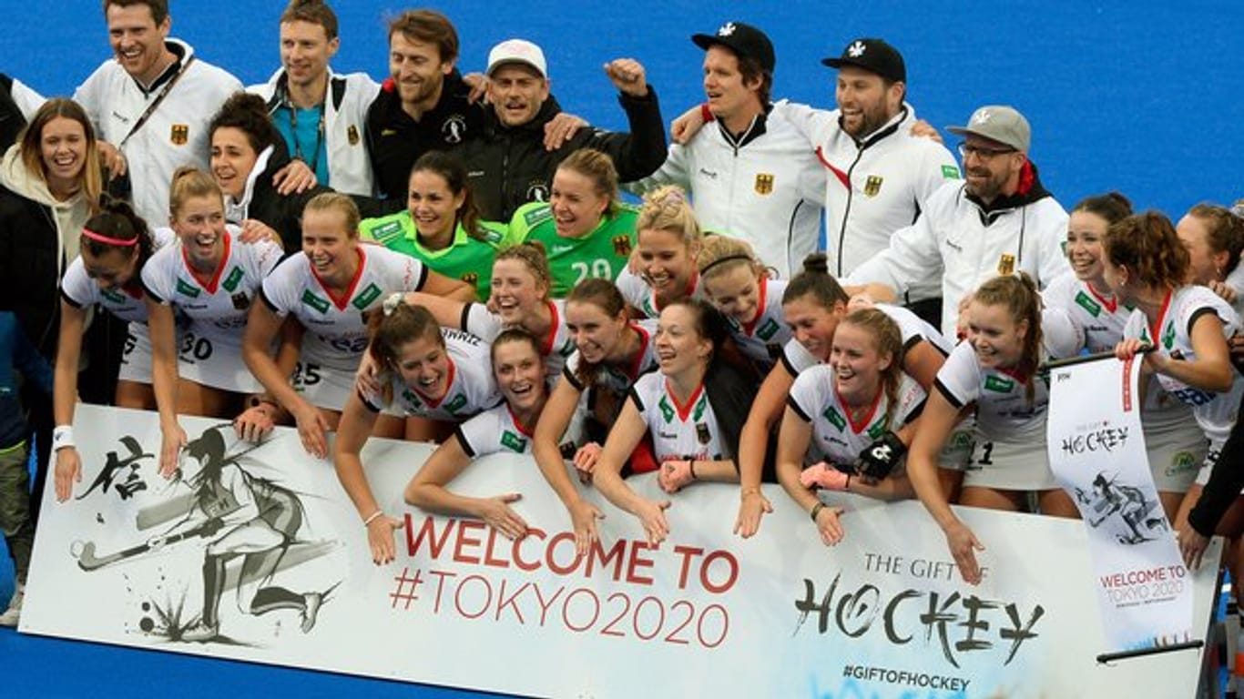 Die deutsche Hockey-Nationalmannschaft der Frauen jubelt nach dem 7:0 Sieg beim Hockeyländerspiel Deutschland gegen Italien.