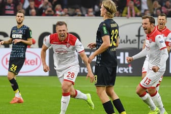 Düsseldorfs Hennings (li.) jubelt über seinen Treffer.