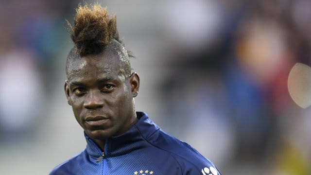 Brescia-Stürmer Balotelli ist im Auswärtsspiel bei Hellas Verona Opfer von rassistischen Rufen und Affenlauten geworden.