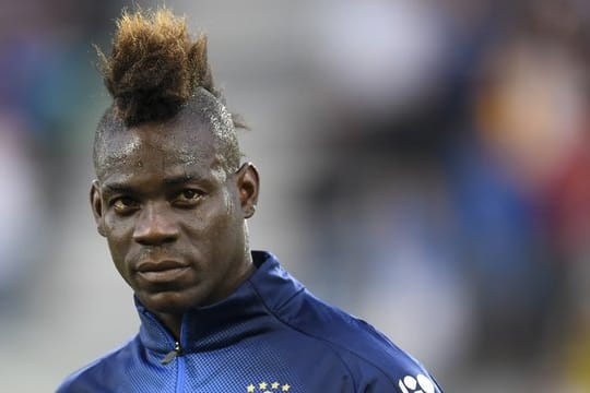 Brescia-Stürmer Balotelli ist im Auswärtsspiel bei Hellas Verona Opfer von rassistischen Rufen und Affenlauten geworden.