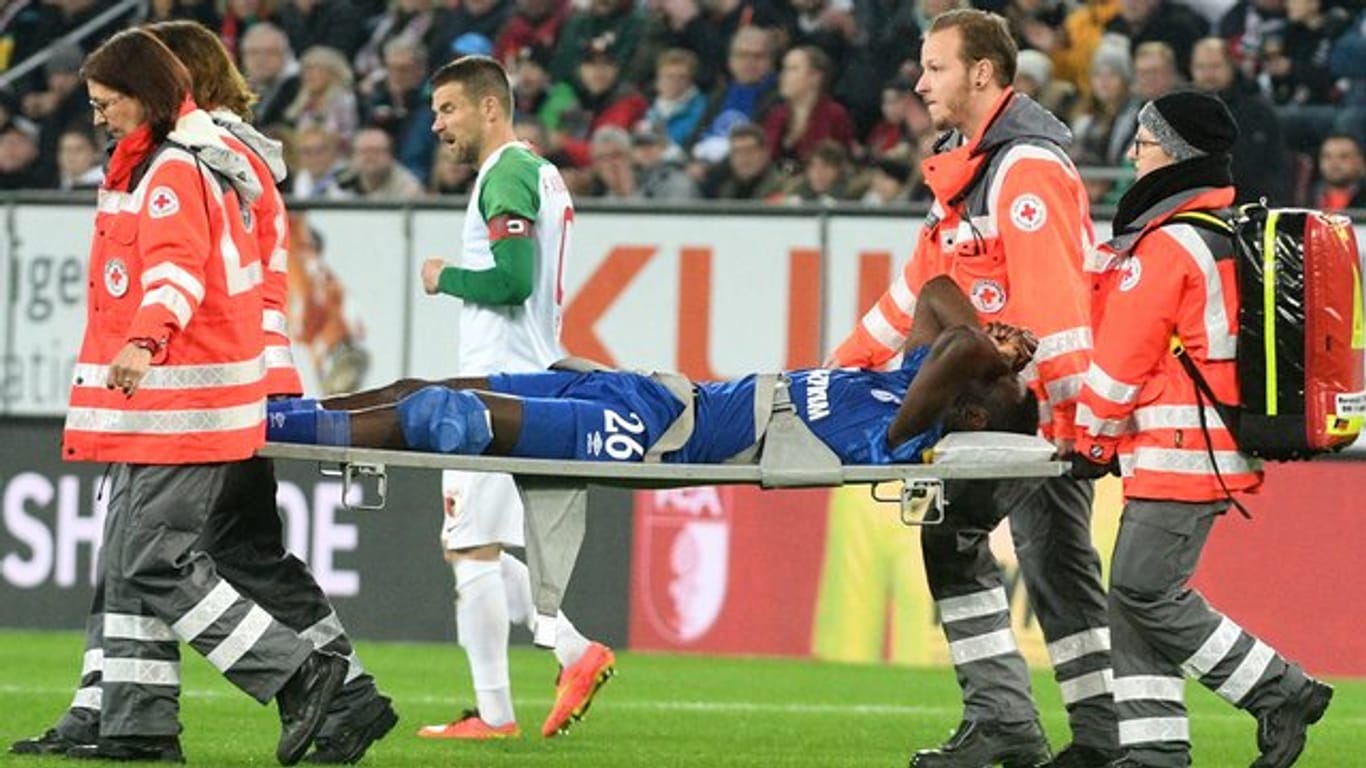 Schalkes Salif Sane wird verletzt vom Platz getragen.