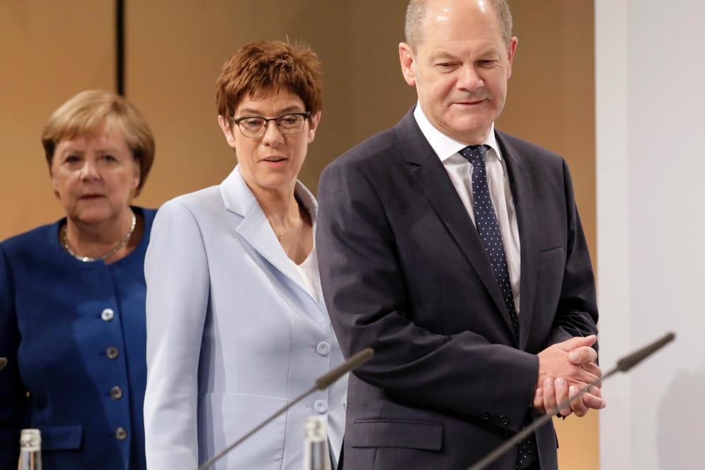 Olaf Scholz (SPD), Annegret Kramp-Karrenbauer (M.), Angela Merkel (beide CDU): Glauben die Akteure noch an den Fortbestand ihrer Koalition?