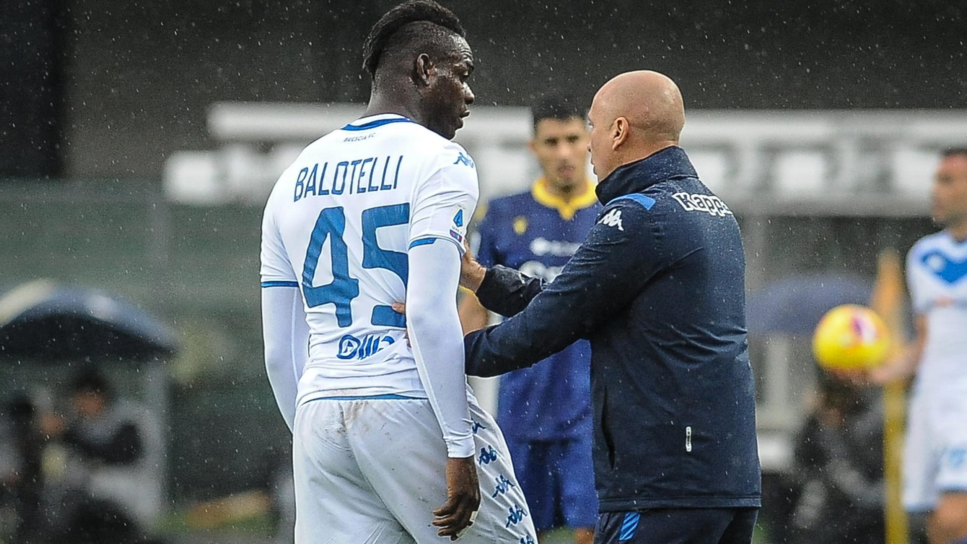 Aufgebracht: Mario Balotelli mit Brescia-Trainer Eugenio Corini im Spiel bei Hellas Verona.