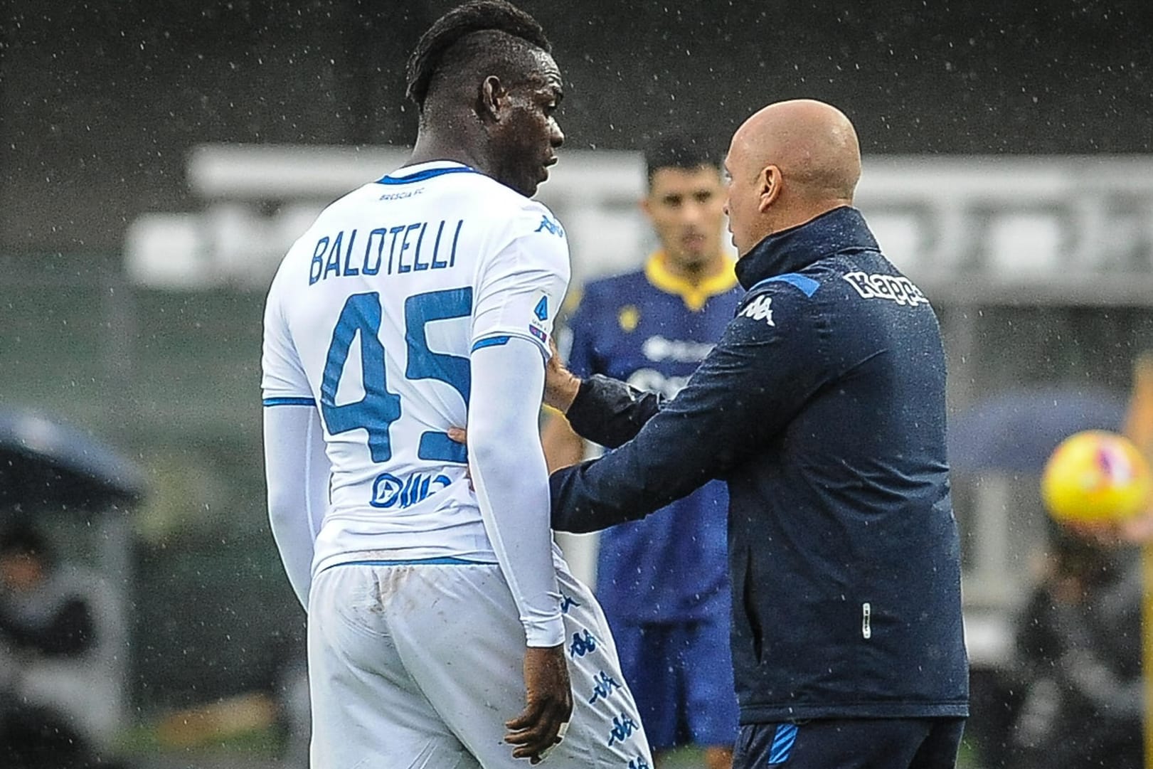 Aufgebracht: Mario Balotelli mit Brescia-Trainer Eugenio Corini im Spiel bei Hellas Verona.