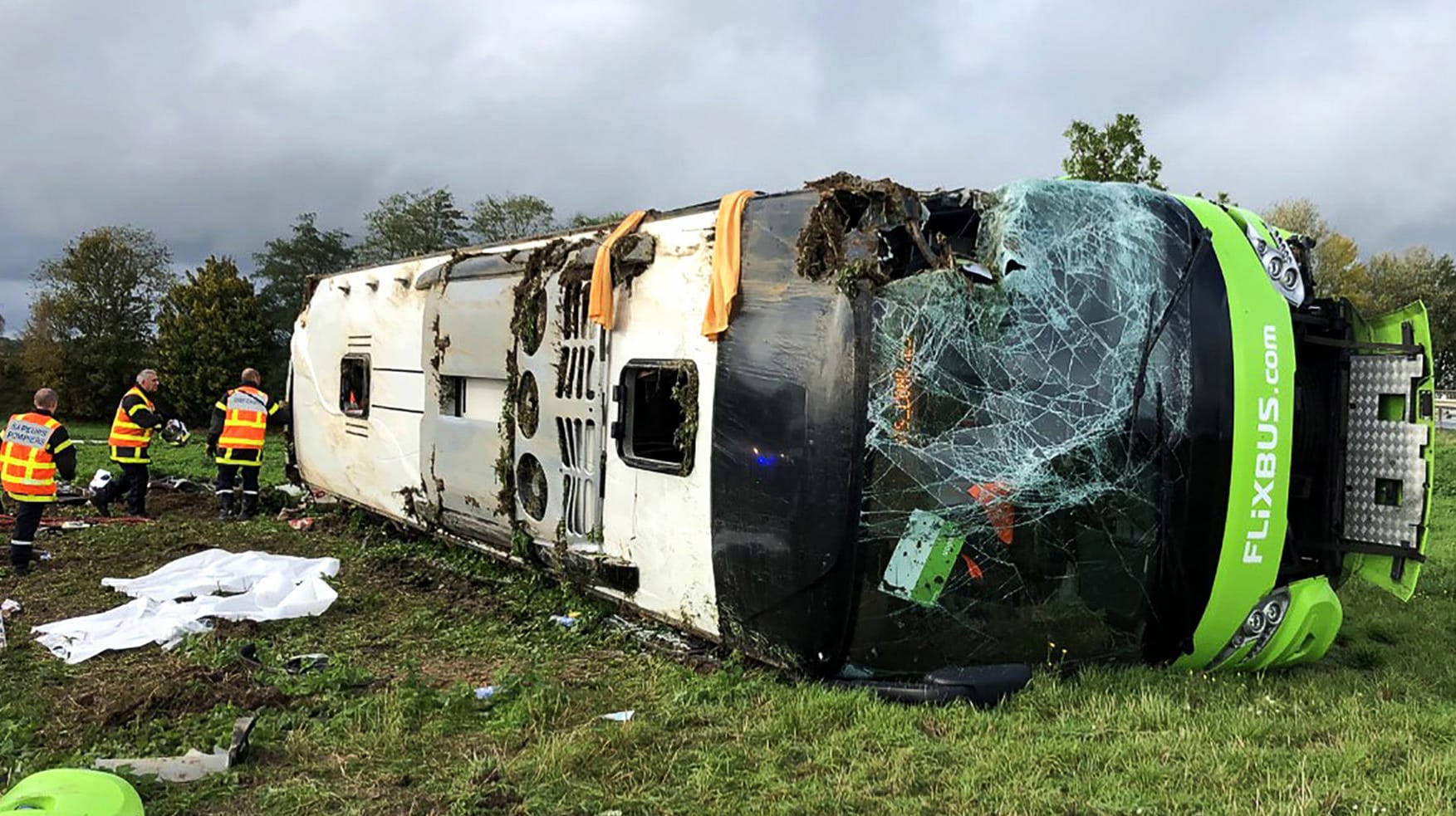 Umgekippter Fluxbus bei Estrées-Deniécourt: Bei dem Unfall in Nordfrankreich wurden 33 Personen verletzt. Umgekippter Fluxbus bei Estrées-Deniécourt: Bei dem Unfall in Nordfrankreich wurden 33 Personen verletzt.