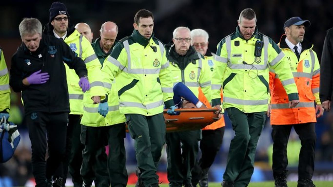 Evertons Andre Gomes wird von Sanitätern vom Feld getragen, nachdem er sich schwer am Knöchel verletzt hat.
