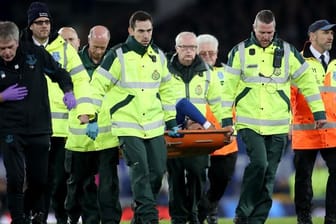Evertons Andre Gomes wird von Sanitätern vom Feld getragen, nachdem er sich schwer am Knöchel verletzt hat.