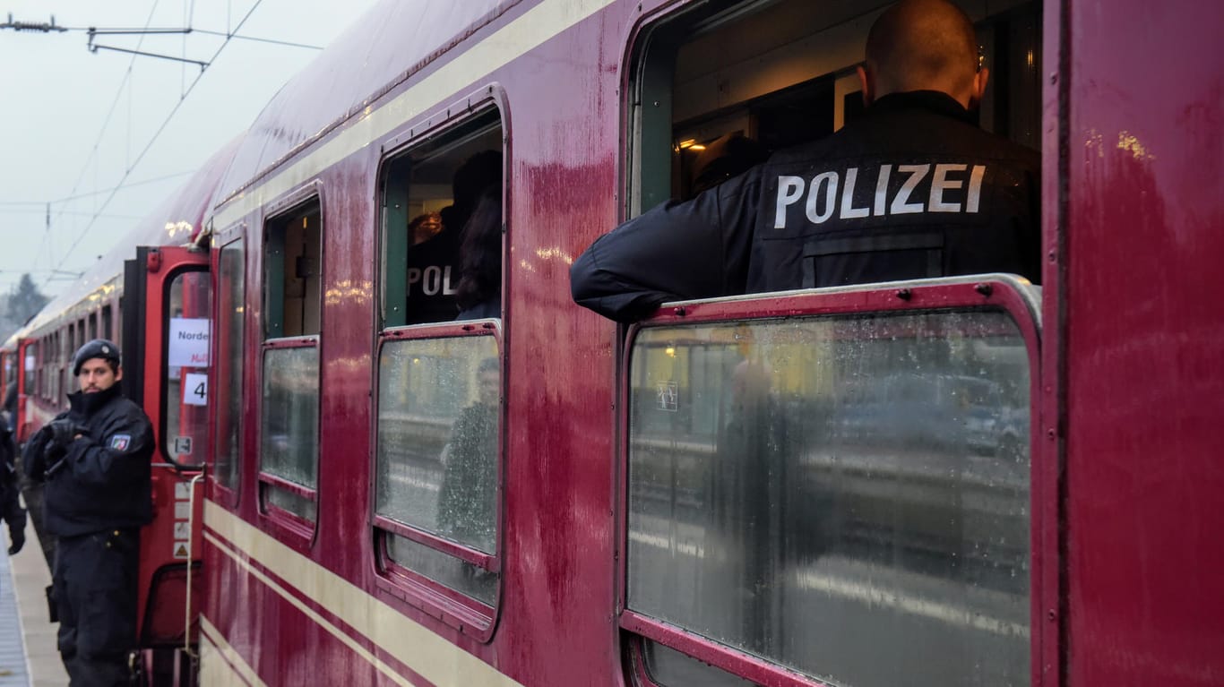 Polizeiaktion am Bahnhof Greven: Dort hatte die Bundespolizei den Zug gestoppt, aus dem heraus die Whiskyflasche geworfen wurde.