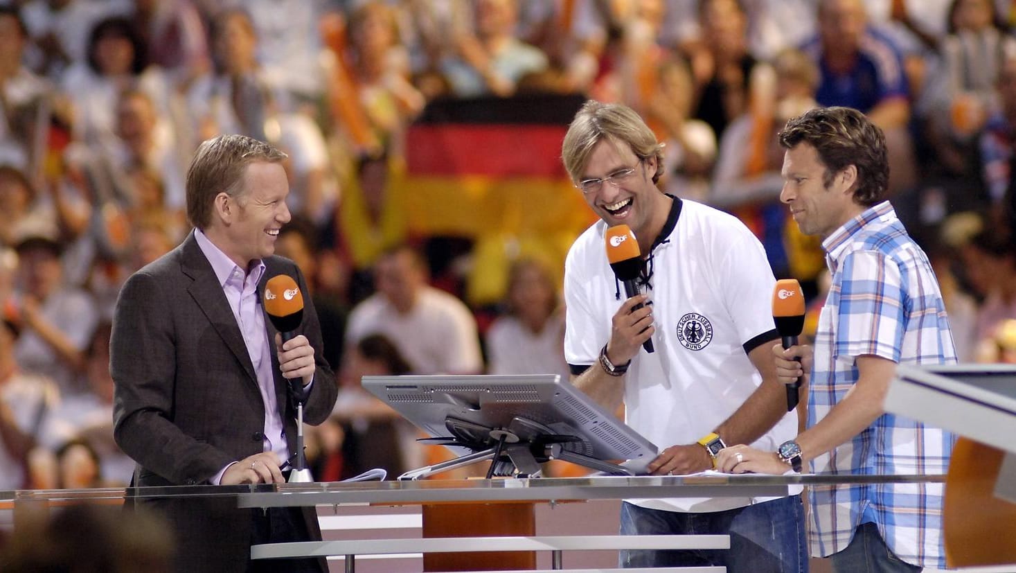 ZDF Moderator Johannes B. Kerner (li.) im Gespräch mit den ZDF-Fußballexperten Urs Meier (re.) und Jürgen Klopp.