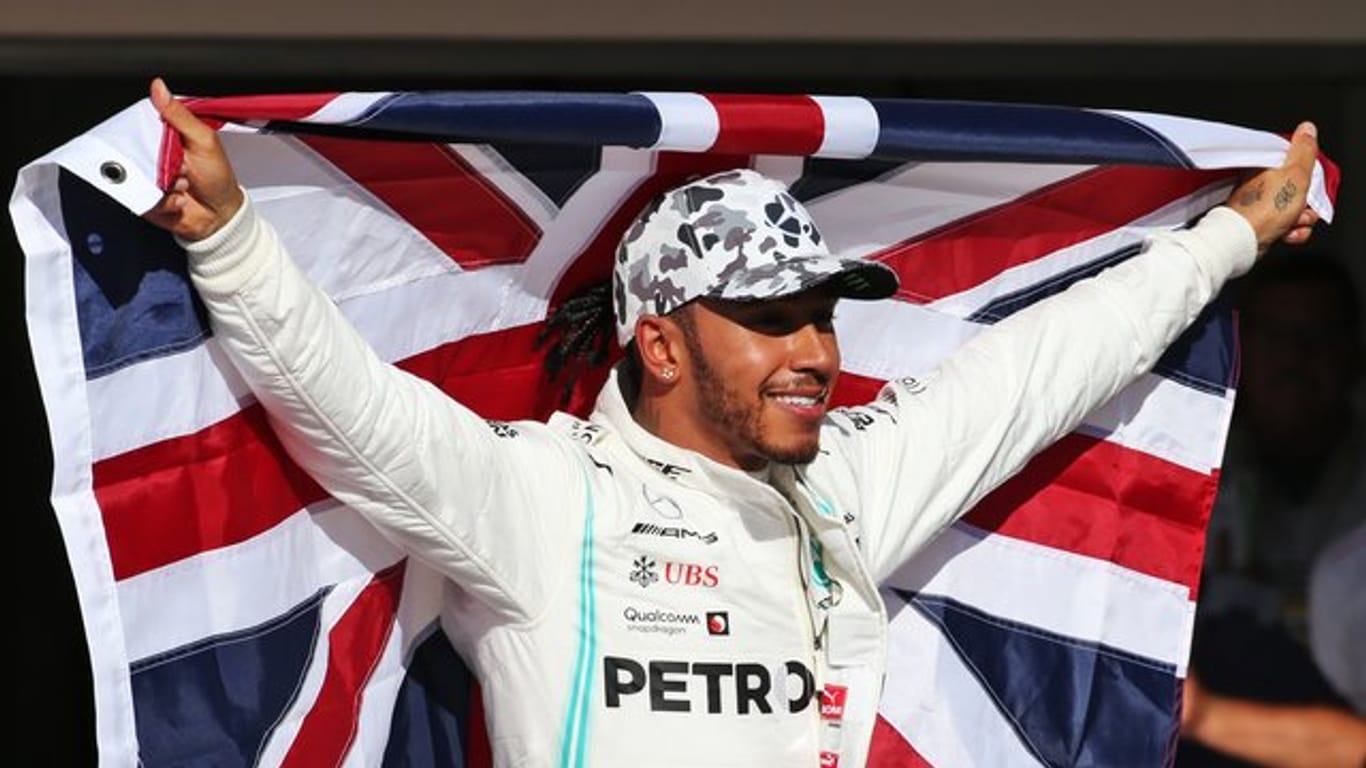 Der sechsmalige Weltmeister Lewis Hamilton aus Großbritannien jubelt nach dem Rennen auf dem Circuit of the Americas über seinen Sieg.