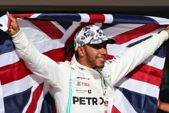Der sechsmalige Weltmeister Lewis Hamilton aus Großbritannien jubelt nach dem Rennen auf dem Circuit of the Americas über seinen Sieg.