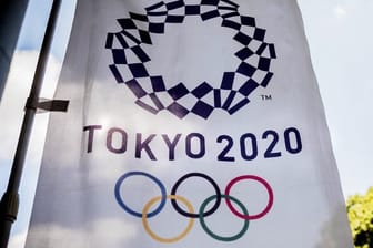 Das Logo für die Olympischen Sommerspiele Tokyo 2020 auf einer Fahne.