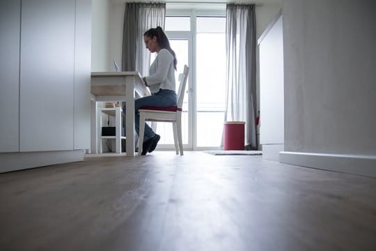 Warme Füße auch ohne Hausschuhe: Die Fußbodenheizung ist die am meisten verwendete Heizung in neu gebauten Eigenheimen.