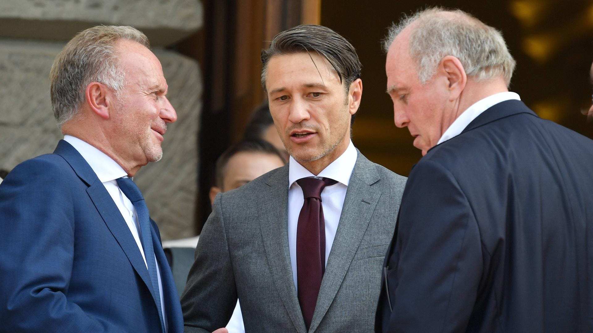 Blieb den Bayern-Bossen Rummenigge (l.) und Hoeneß (r.) gegenüber bis zuletzt höflich und korrekt: Niko Kovac (m.).