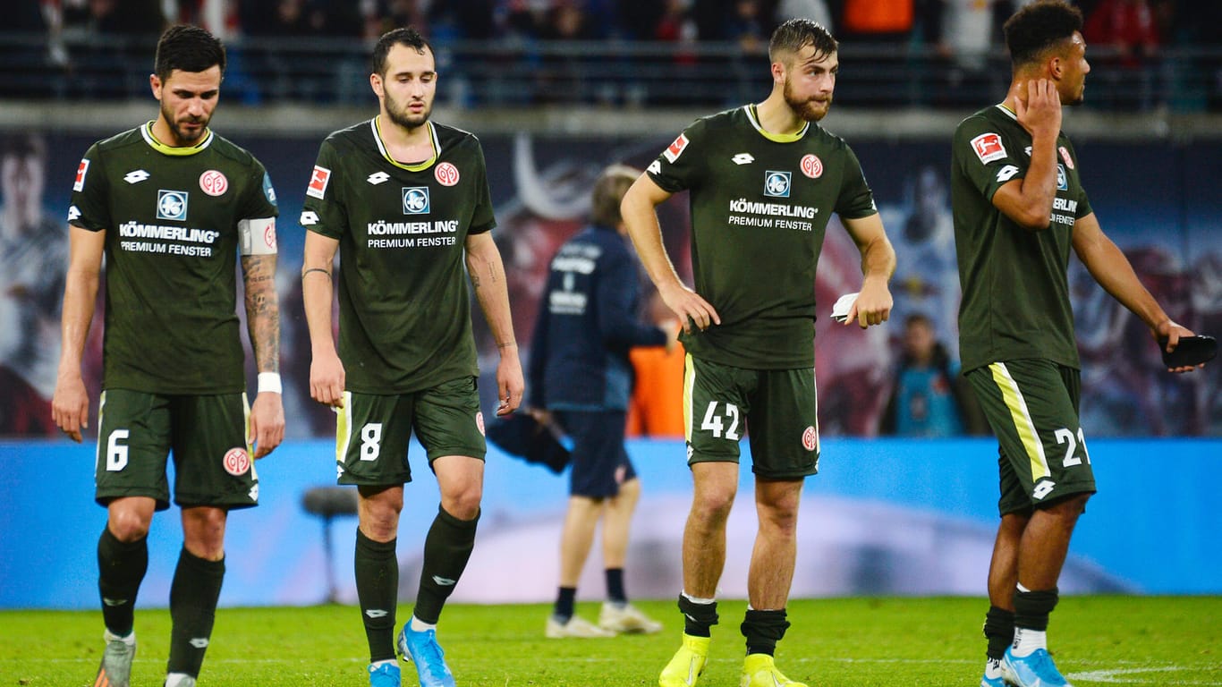 Enttäuschung bei Spielern Mainz 05: Die Mainzer kassierten gegen RB Leipzig eine richtig bittere Klatsche.
