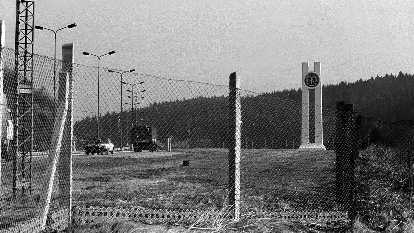 DDR: Die innerdeutsche Grenze am Grenzübergang Hirschberg/Rudolphstein.