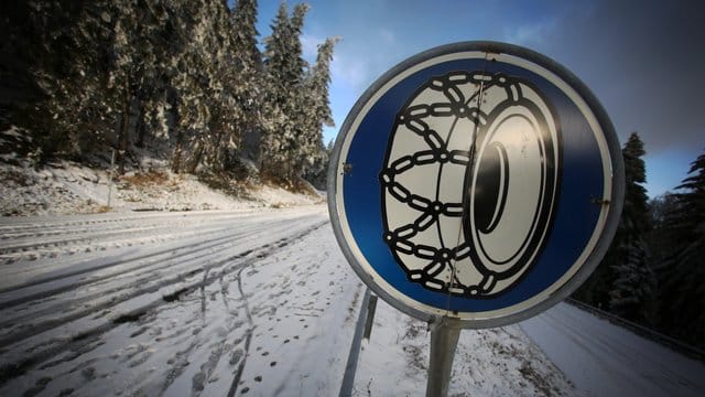 Wer auf winterlichen Straßen fährt, braucht unter Umständen Schneeketten.