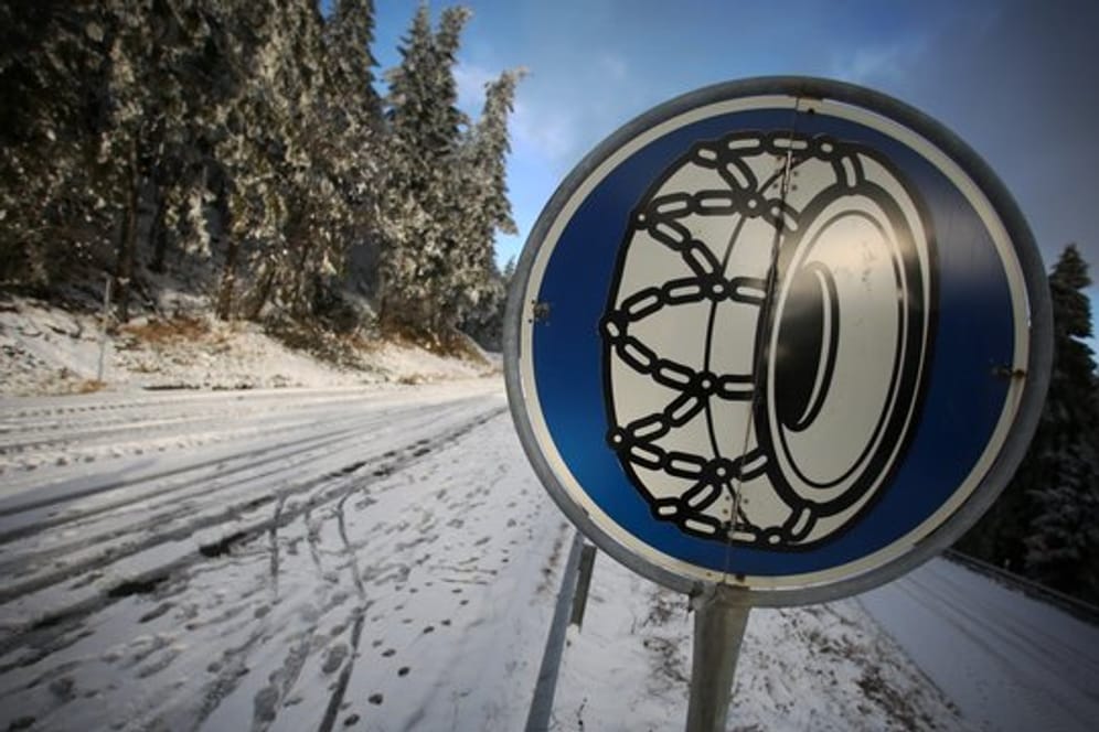 Wer auf winterlichen Straßen fährt, braucht unter Umständen Schneeketten.