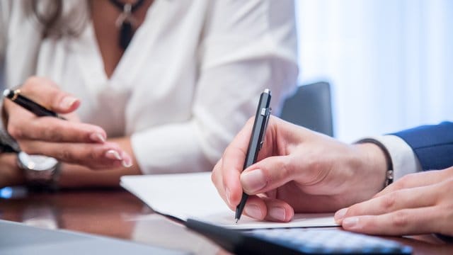 Ins Kleingedruckte schauen: Viele Prämiensparer erhalten derzeit Kündigungen ihrer Verträge - das ist aber nicht immer zulässig. Ins Kleingedruckte schauen: Viele Prämiensparer erhalten derzeit Kündigungen ihrer Verträge - das ist aber nicht immer zulässig.