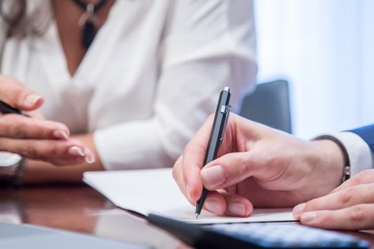 Ins Kleingedruckte schauen: Viele Prämiensparer erhalten derzeit Kündigungen ihrer Verträge - das ist aber nicht immer zulässig.