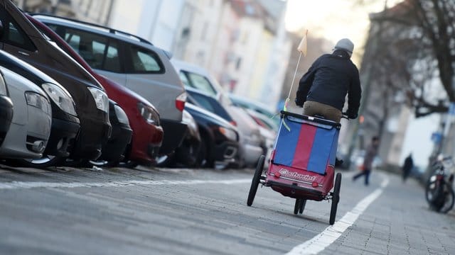 Eltern sollten bei Fahrradanhängern darauf achten, dass sie im Verkehr gut sichtbar sind. Eltern sollten bei Fahrradanhängern darauf achten, dass sie im Verkehr gut sichtbar sind.