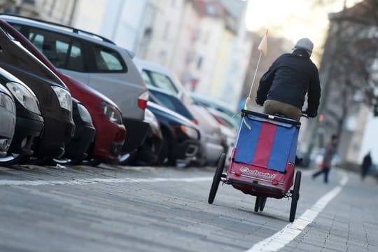 Eltern sollten bei Fahrradanhängern darauf achten, dass sie im Verkehr gut sichtbar sind.