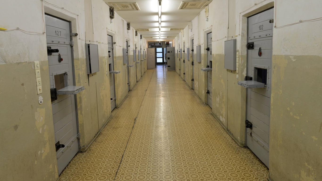 Der Gefängnisflur: Jede Nacht schauten die Wärter durch die kleine Klappe in den Türen in die Zellen hinein, dazu schalteten sie das Licht an – alle fünf Minuten. (Archivbild)