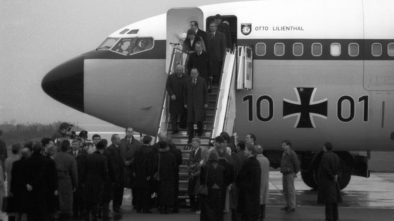 Ankunft in Warschau: Kanzler Helmut Kohl und Außenminister Hans-Dietrich Genscher wurden vom Mauerfall überrascht.