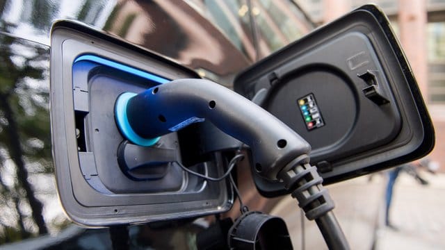 Bei einem "Autogipfel" beratenn Politik und die Branche über zentrale Fragen beim Umbruch der deutschen Schlüsselindustrie. Bei einem "Autogipfel" beratenn Politik und die Branche über zentrale Fragen beim Umbruch der deutschen Schlüsselindustrie.