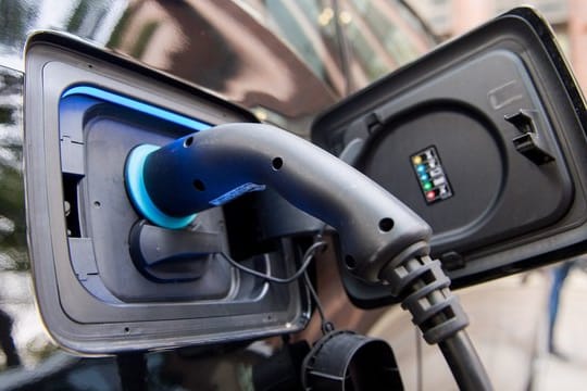 Bei einem "Autogipfel" beratenn Politik und die Branche über zentrale Fragen beim Umbruch der deutschen Schlüsselindustrie.