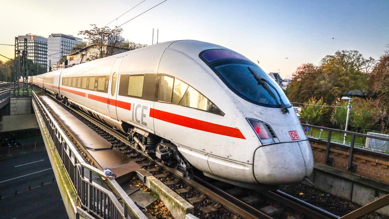 Intercity-Express-Zug der Deutschen Bahn: Eine geplante Gehaltserhöhung der Bahnvorstände wird kritisiert.